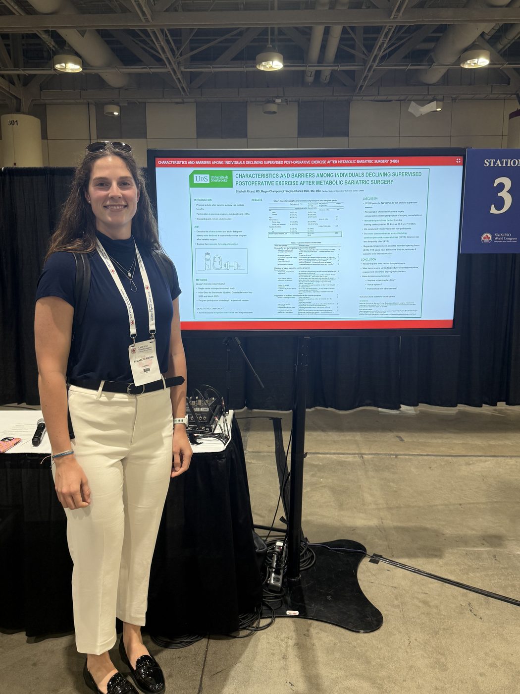 Elizabeth Ricard devant son affiche au Congrès mondial de l'IFSO 2026
